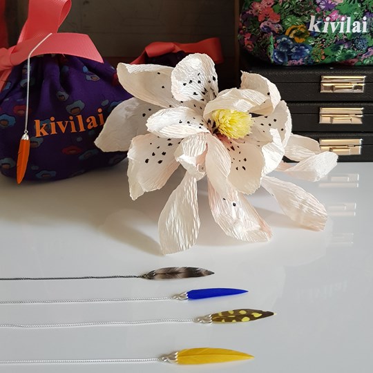 7b_kivilai-col_feather_image-20x20cm.jpg